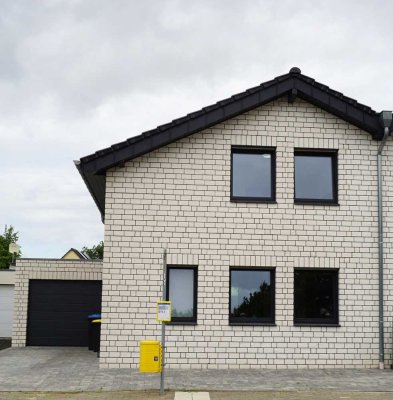 Moderne Doppelhaushälfte mit Garten, Garage und hochwertiger Ausstattung in Erkelenz