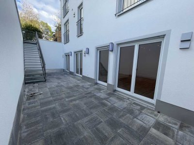 Provisionsfrei! Helle- 3 Zimmer Wohnung im Souterrain mit großer Terrasse