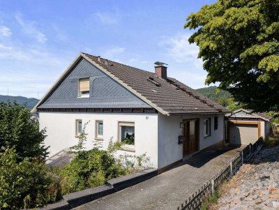 Traumhafte Aussicht inklusive: Attraktives Einfamilienhaus mit Einliegerwohnung & idyllischem Garten
