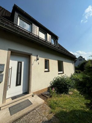 Idyllische Zweizimmerwohnung
- ruhige Lage - Garten - Keller