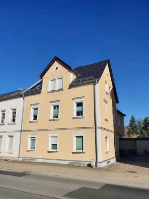 Schicke Doppelhaushälfte mit 2 Wohneinheiten und großer Garage!
