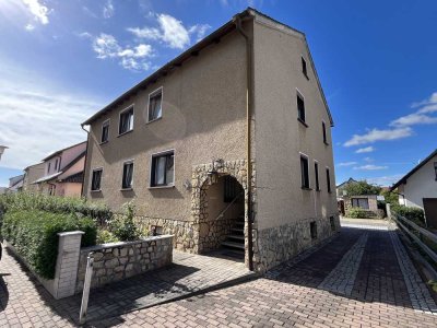 Sukzessive instand gehaltenes, großzügiges EFH mit Hof-/ u. Gartenfläche, Nebengebäuden und Garagen