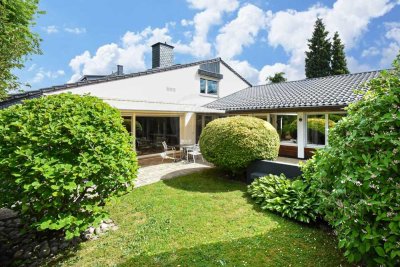 Zeitlose Architektur 
mit Pool und Fernblick in bester Hardtwaldlage
