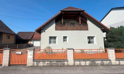 So geht leistbares Wohnen - 2001 erbautes Einfamilienhaus mit Garage, Altbestandsgebäude und charmantem Garten
