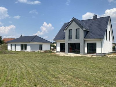 Generationenobjekt bei Finsterwalde : Bungalow + modernes Einfamilienhaus auf 1.812 m² Grundstück
