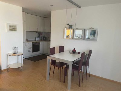 Luxuriöse, möblierte 2 Zi mit Balkon + TG