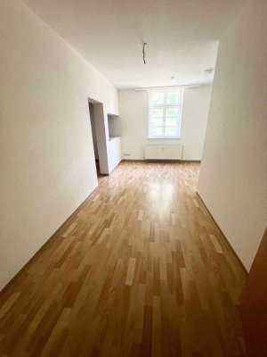 2-Raum-Wohnung mit Einbauküche, Tageslichtbad mit Dusche und Laminatfußböden ...!!!