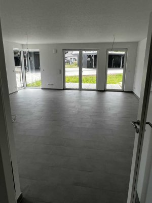 Exklusive 3-Zimmer-EG-Wohnung mit Einbauküche und Terrasse - inkl. 2 PKW-Stellplätze