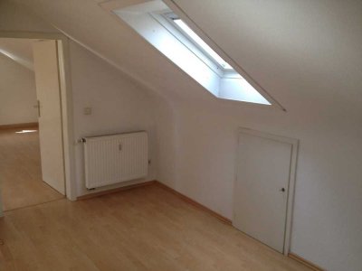 1,5-Zimmer-DG-Wohnung mit Stellplatz / Studentenwohnung