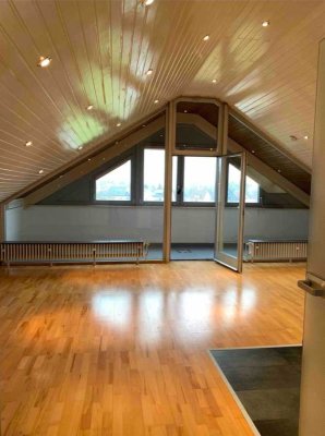 Ruhig, Hell, Gepflegt - jetzt attraktive 3-Zimmer-Dachgeschosswohnung mit 2 Garagen sichern!