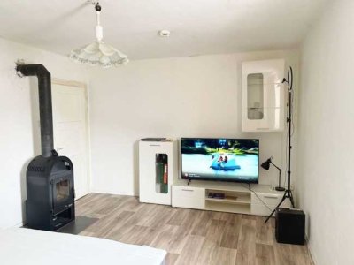 Zentral und schön renoviert: Helle 2-Zimmer-Wohnung + Essküche + Bad, etc., im 1. Stock!