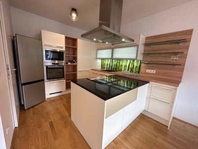 Neuwertige 3-Zimmer Dachgeschosswohnung mit Aufzug und Tiefgarage