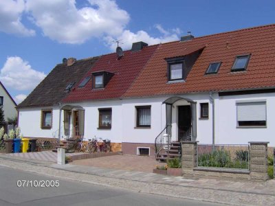 Schönes Reihenmittelaus mit Einfahrt in Kölleda 4-Zimmer, Küche, 2 Bäder, Garten, Carport,Stellplatz