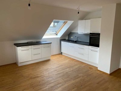 Neuwertige 2-Raum-Dachgeschosswohnung m. Balkon und EBK in Heroldsbach