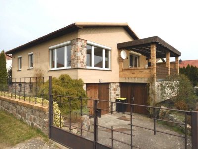 Am Stadtrand: Einfamilienhaus mit Vollkeller und Garage - Terrasse - Einbauküche....