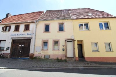 Sanierungsbedürftiges Einfamilien Haus