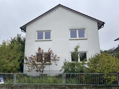 Kurzfristig beziehbares Wohnhaus mit Einbauküche, Garage + Garten in bevorzugter Lage!