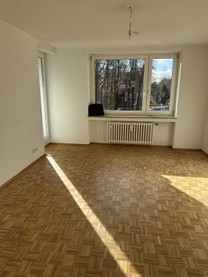 Helle und ruhige 4-Zimmer-Wohnung mit Tageslichtbad