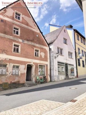 Zwei historische Gebäude im Denkmalensemble der Altstadt Velburg