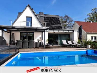 Modernes Wohnen in ruhiger Stadtlage!
Genießen Sie den Sommer im Garten mit Pool!