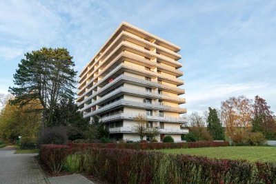 Licht, Lage, Loggia: Vermietete Wohnung mit Tiefgarage in solider Umgebung