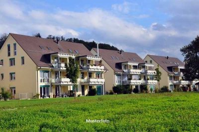 Dreifamilienhaus mit Garagengebäude - provisionsfrei