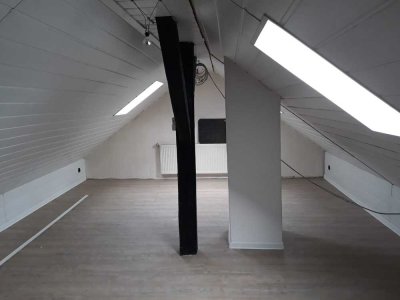 Großzügige Dachgeschosswohnung mit Garten und schneller Würzburg-Anbindung
