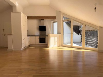 Sonnendurchflutete Wohnung im Dachgeschoss. Mit zwei Terrassen.