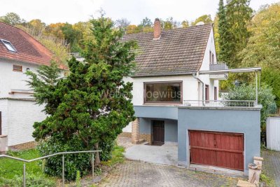 Freistehendes Einfamilienhaus mit viel Potenzial - Terrasse, Balkon und 2 Garagen