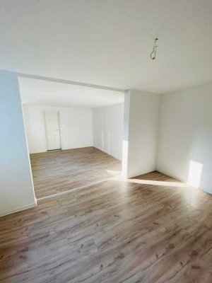 sanierte Einraumwohnung/Studierzimmer mit Tageslichtbad und Eckwanne