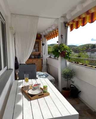 *JETZT EINZIEHEN - KEIN RENOVIEREN NÖTIG!* Großzügige 4-Zimmer-Wohnung inkl. Aufzug+EBK+Riesenbalkon