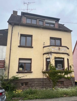 Ein Investoren-Juwel: Sanierungsbedürftiges 3-Familienhaus mit Potenzial plus einem zusätzlich Baugr