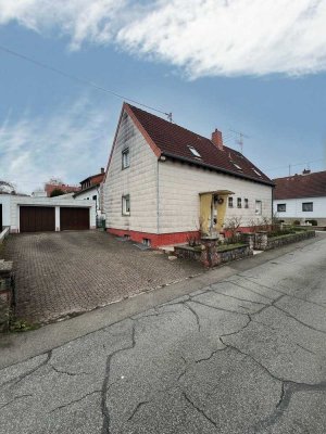 3ZKB-Dachgeschosswohnung mit Garten und Garage