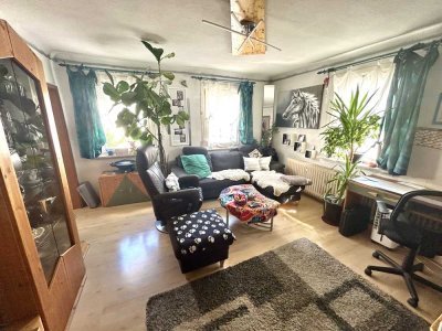 Geräumiges Wohnhaus mit zwei separaten Einheiten, idyllischem Garten und vielseitigen Entwicklungspo