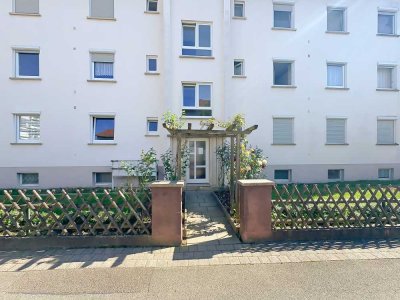 RUHIG GELEGEN, HELL, GUT GESCHNITTEN 
- 3-Zimmer-EG-Wohnung mit Balkon und Kfz.-Stellplatz