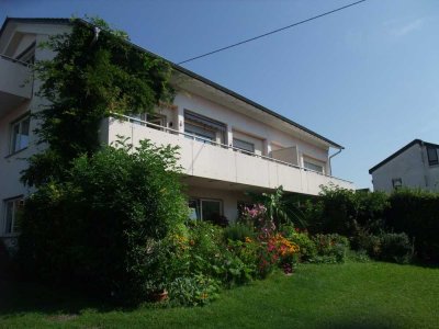 Helle Dachgeschosswohnung mit 2,5 Zimmern sowie Balkon und EBK in Kornwestheim