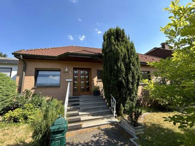 Exklusiver, großer Walmdachbungalow mit herrlichem Garten, großer Terrasse & Garage in ruhiger Lage!