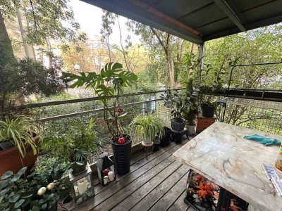 Große 3 Zimmer-Altbauwohnung mit Parkett und Balkon in ruhiger Hinterhoflage!