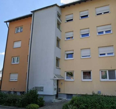 Attraktive und modernisierte 2-Zimmer-Dachgeschosswohnung mit geh. Innenausstattung mit EBK