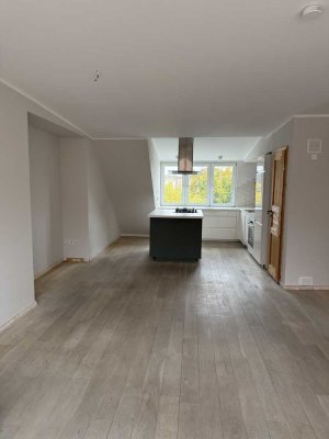 Stilvolle, geräumige 2,5-Zimmer Dachgeschosswohnung mit Terrasse in Berlin Mitte