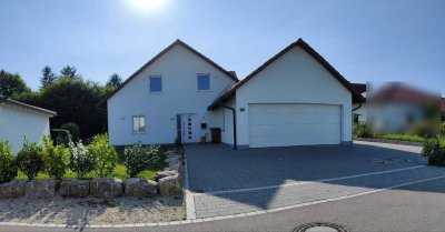 Freistehendes Einfamilienhaus mit Doppelgarage und Garten