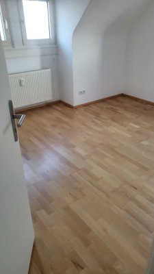 Stilvolle, vollständig renovierte 2-Zimmer-Dachgeschosswohnung in Dreieich