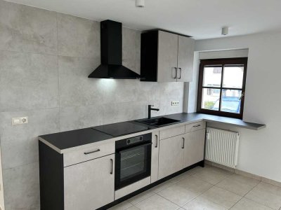 Schöne und vollst. renovierte 2-Raum-EG-Wohnung mit geh. Innenausstattung mit Freisitz und EBK