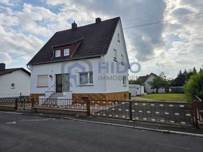 Zweifamilienhaus mit großem Garten, Hof und Garage in ruhiger Lage