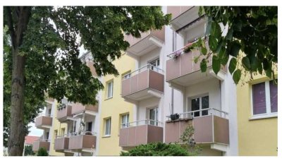 Frisch renovierte 2,5-Zimmer Wohnung in sanierter, ruhiger Wohnanlage, mit EBK und großem Balkon!
