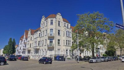 Renovierte 4 - Raum-Wohnung mit Balkon im Schönen Altbau