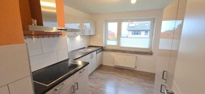 Moderne helle geräumige 3,5 Zimmerwohnung mit Fenster in Bad und Küche