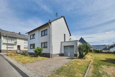 Sanierungsbedürftiges Einfamilienhaus mit Garten und Garage 
in Beltheim zu verkaufen