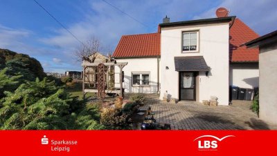 Zwei Flurstücke und ein Haus mit Garagen