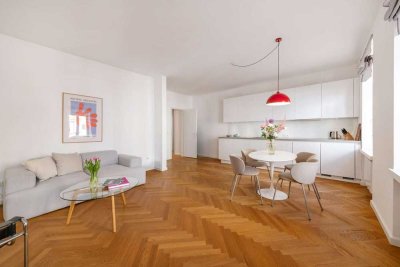 Altbau-Charme: Bildschöne 2-Zimmer-Wohnung mit Balkon in Spitzenlage
